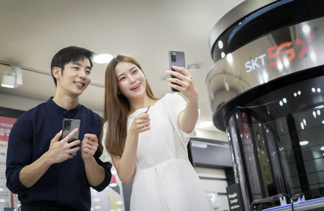 SK텔레콤 모델이 삼성의 신형 스마트폰 ‘갤럭시노트20’을 소개하고 있다./사진제공=SK텔레콤