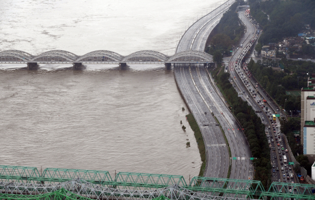 수도권에 기록적인 폭우가 내린 3일 오전 서울 영등포구 여의도동 한강철교 인근 올림픽대로와 한강공원이 침수 위험으로 전면 통제됐다. /이호재기자