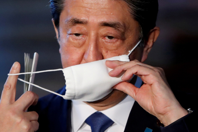 과거 아베 신조 일본 총리가 천 마스크를 착용했던 모습. /로이터연합뉴스