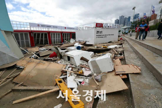 지난 5일 부산 해운대 해수욕장에 설치된 부산국제영화제 야외무대 등이 열리는 비프빌리지가 제18호 태풍 ‘차바’(CHABA)가 몰고 온 해일에 파손돼 있다.