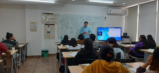 인도 뉴델리의 한국문화원 세종학당에서 현지 학생들이 한글을 배우는 모습./사진제공=문체부