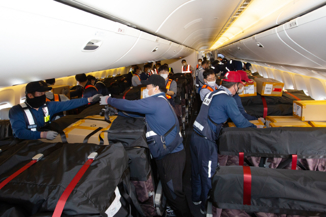 대한항공 직원들이 미국 시카고로 향하는 여객기에 카고시트백(Cargo Seat Bag)을 장착하고 있다. /연합뉴스