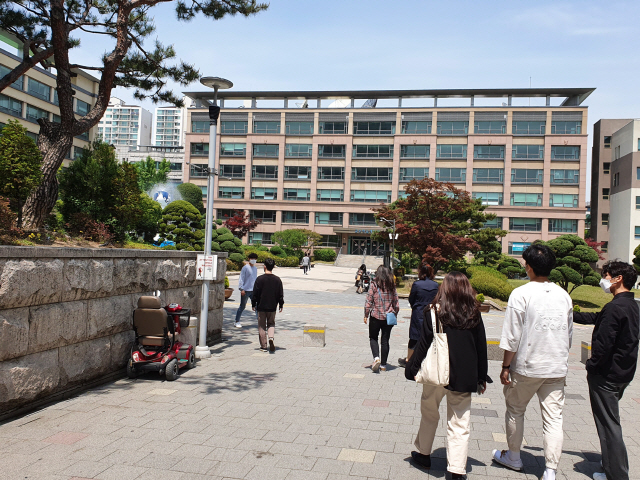 지난 5월 오랜만에 교정을 찾은 한국외대 학생들이 교정을 거닐고 있다./심기문기자