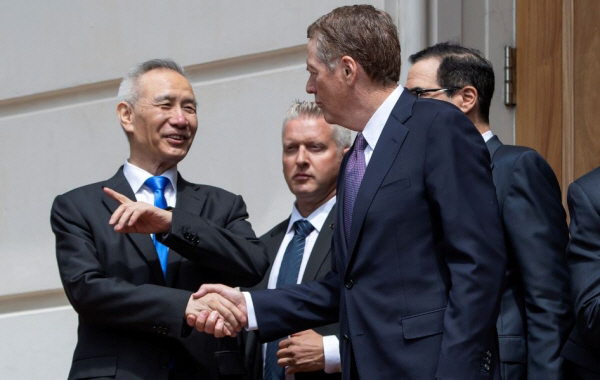 류허(왼쪽) 중국 부총리와 로버트 라이트하이저 USTR 대표가 지난해 5월 미국 워싱턴DC에서 회담을 마친 후 작별인사를 하고 있다.    /연합뉴스
