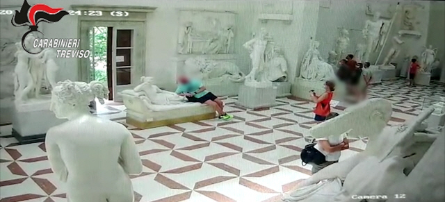 지난달 31일 한 오스트리아 관광객이 이탈리아 안토니아 카노바 박물관에 전시된 조각상 위에 걸터앉아 사진을 찍고 있다. 이 남성은 이조각상의 발가락을 부러뜨렸다. /로이터연합뉴스