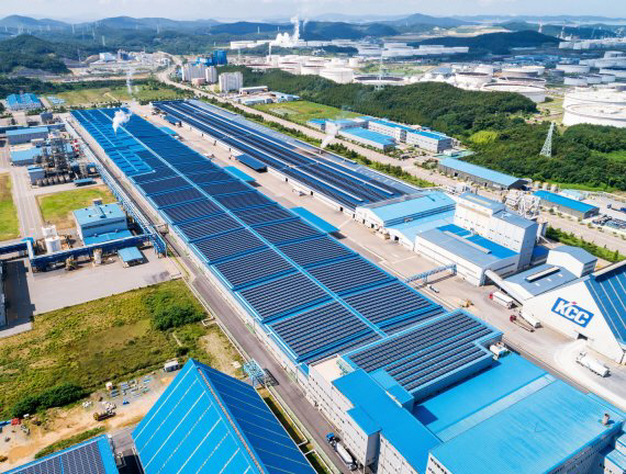 중부권 최대 규모 지붕형 태양광발전소가 설치된 KCC 대죽공장 전경./사진제공=KCC