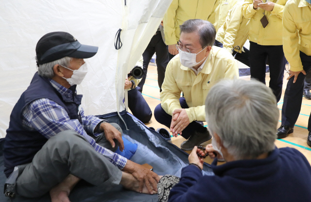 문재인 대통령이 6일 2년 만에 수문을 모두 개방한 경기 연천군 군남댐을 찾아 홍수조절 운영상황 등을 보고받은 후 마지초교로 이동해 이재민들의 애로사항을 듣고 있다.   /연합뉴스