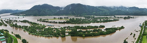 소양강댐 방류로 북한강 물이 불어나면서 6일 새벽 경기 가평군 자라섬이 물에 잠겼다./연합뉴스