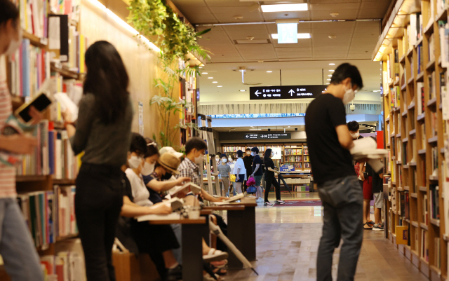지난 2일 오후 서울 광화문의 한 대형서점에서 시민들이 책을 읽고 있다./연합뉴스