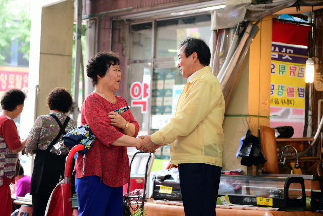 김충섭 김천시장이 지역 소상공인을 위로하고 있다.