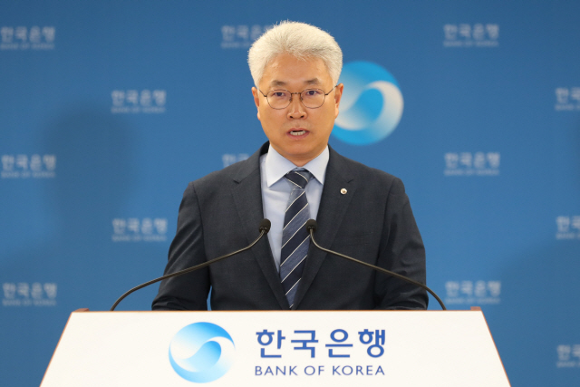 박양수 한국은행 경제통계국장이 6일 오전 서울 중구 한국은행에서 2020년 6월 국제수지(잠정)의 주요 특징을 설명하고 있다./사진제공=한은