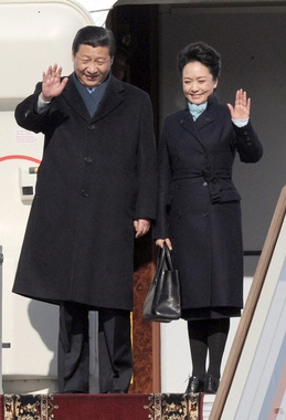 지난 2013년 3월 시진핑 중국 국가주석과 모스크바 공항에 도착한 펑리위안 여사가 손을 흔들고 있다. /AFP연합뉴스