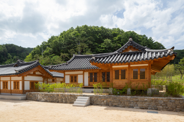 한옥으로 된 사명대사공원 숙박동 전경