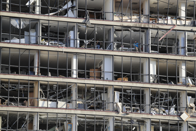 5일(현지시간) 레바논 베이루트 시내의 한 건물이 전날 발생한 대규모 폭발로 크게 파손돼 있다./베이루트 AP=연합뉴스