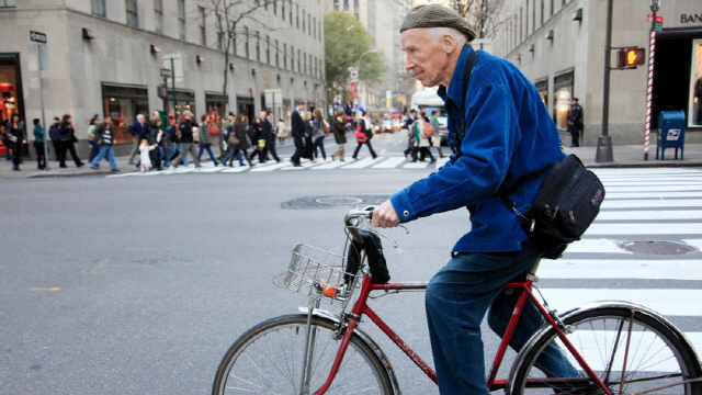 2010년 뉴욕 시내에서 자전거를 타고 가는 빌 커닝햄의 모습./AP연합뉴스