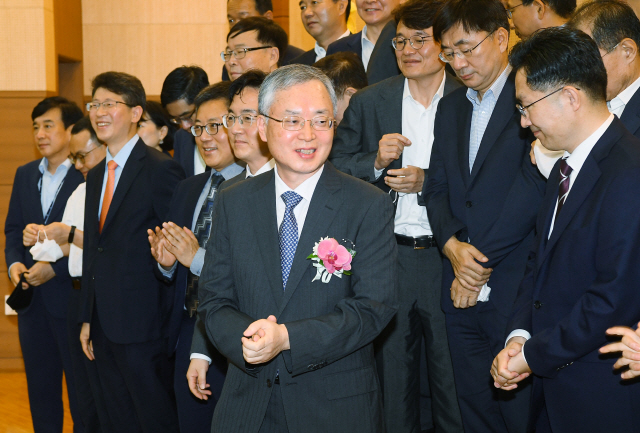 김영대(가운데) 제51대 서울고등검찰청 검사장의 퇴임식이 열린 7일 오전 서울 서초구 서울고검에서 임직원들과 기념촬영을 한 뒤 인사를 나누고 있다./사진공동취재단 2020.08.07