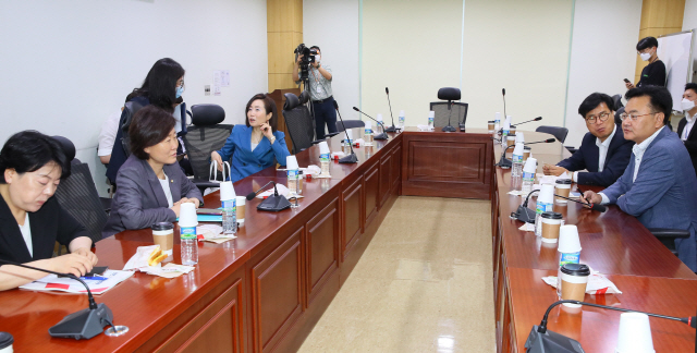 지난 6월16일 국회 의원회관에서 열린 초심만리 모임에서 미래통합당 초선 의원들이 대화하고 있다.  /연합뉴스