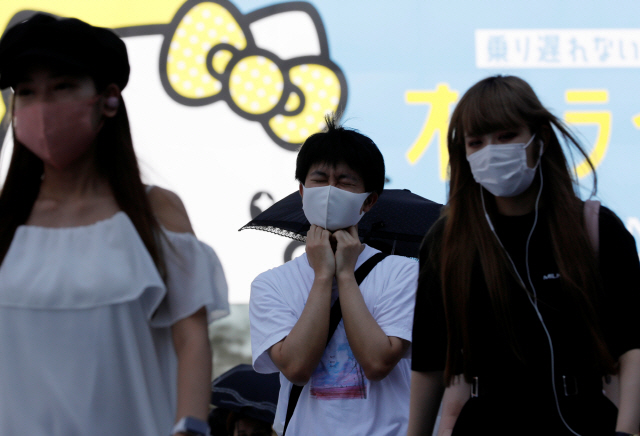 3일 일본 도쿄에서 시민들이 코로나19 확산을 막기 위해 마스크를 착용하고 있다. /로이터연합뉴스