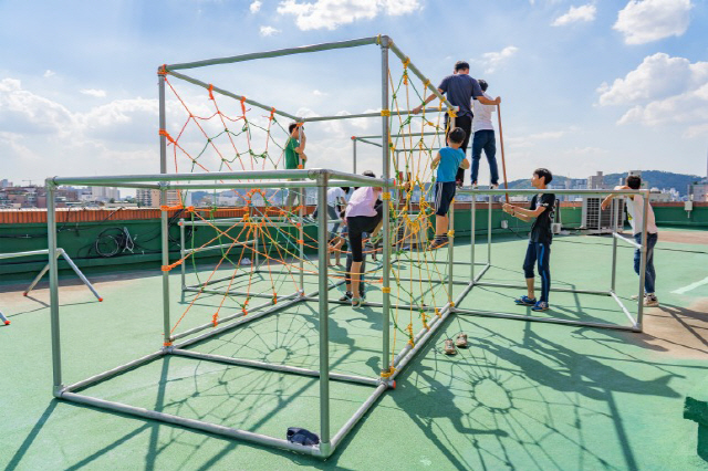 2018년 서울 은평구 서울혁신파크 옥상에 만들어진 파쿠르 놀이터에서 시민들이 파쿠르를 즐기고 있다./사진제공=서울혁신파크 블로그