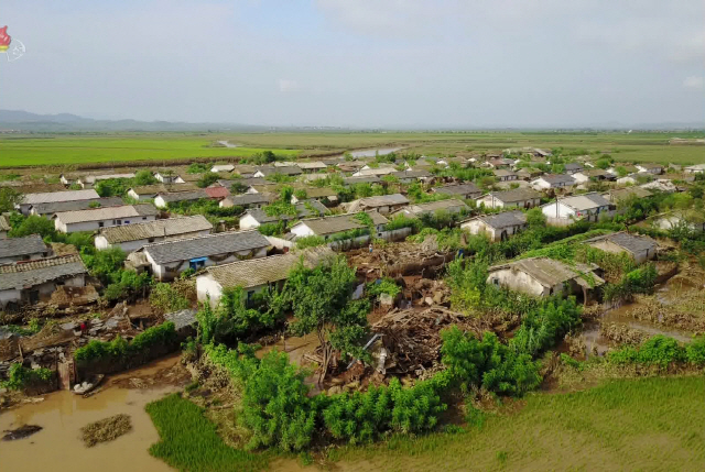 폭우에 북한 곳곳의 민가 지붕이 처참하게 무너져 내리거나 주택 여러 채가 침수된 모습.[조선중앙TV 화면]