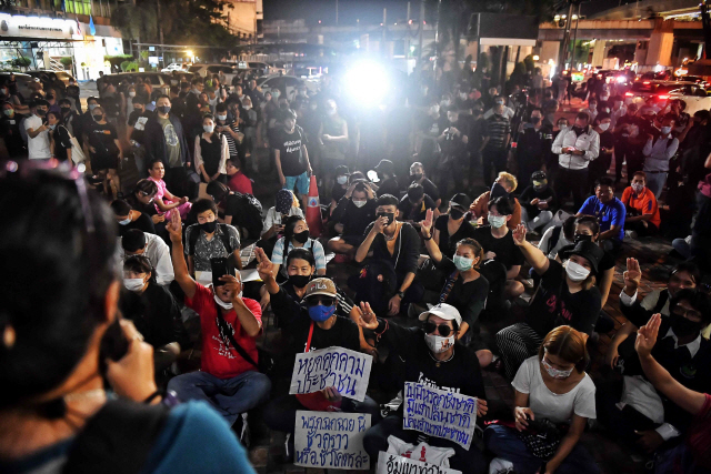 태국 시민들이 아논 남빠 등 반정부집회 활동가의 석방을 요구하고 있다./AFP연합뉴스