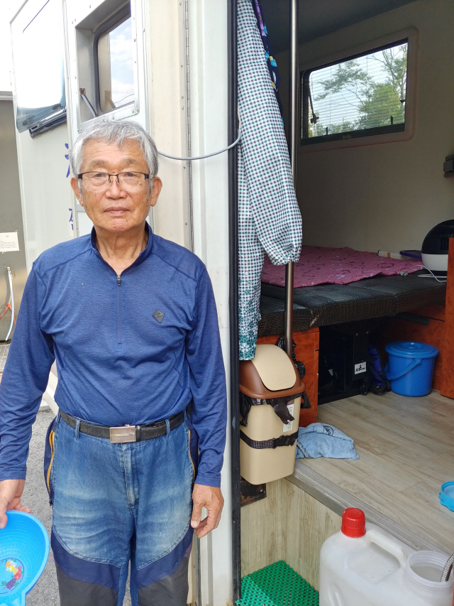 김정웅(80)씨가 대전 대청호 인근의 한 오토캠핑장에서 식수를 채우고 있다.