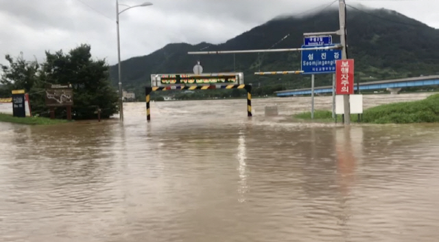 남부지방에 폭우가 내리면서 8일 오전 전남 구례군 섬진강의 물이 불어 범람 위기에 놓여 있다./사진제공=전남 구례군