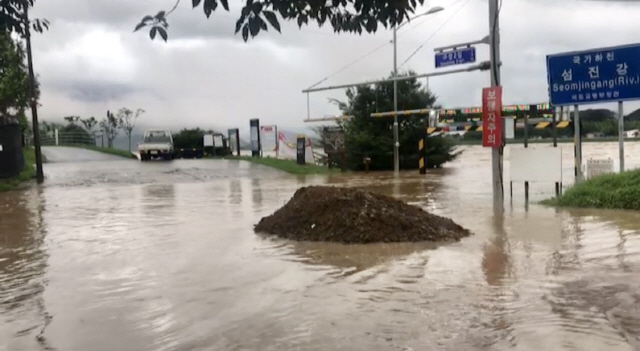 남부지방에 폭우가 내리면서 8일 오전 전남 구례군 섬진강의 물이 불어 범람 위기에 놓여 있다. /사진제공=전남 구례군
