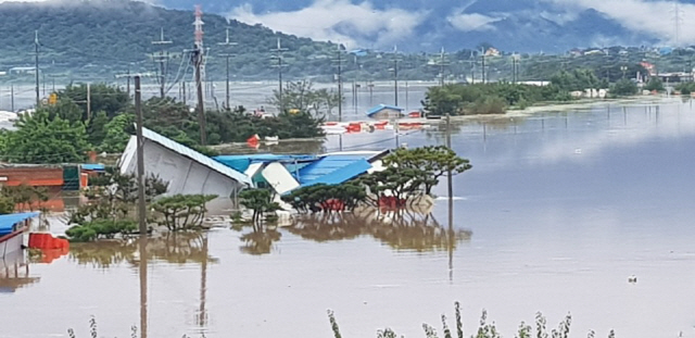 8일 오전 전남 구례군 마산면 마을이 폭우에 잠겨 있다. /연합뉴스