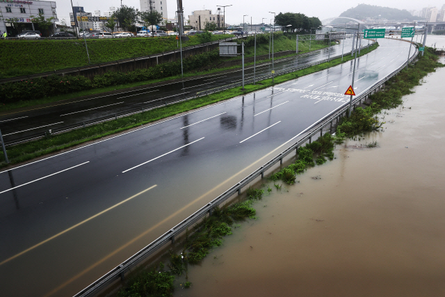 서울 동부간선도로 전 구간 교통통제…한강 수위 급상승