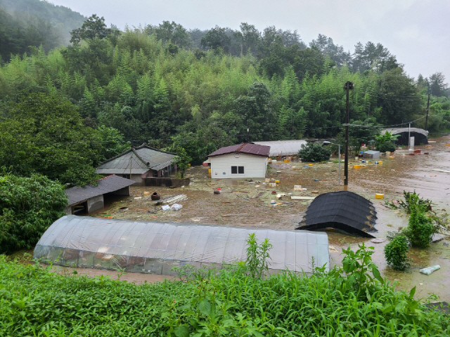 지난 8일 오전 7시부터 지리산 권 폭우로 인한 남강댐 방류로 사천시 축동면 마을들이 물에 잠겨 있다. /사진제공=경남도