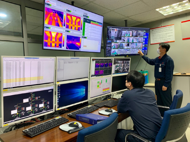 SK인천석유화학 직원들이 공장에 설치된 지능형 CCTV로 촬영된 화면을 분석하고 있다. /인천=박효정기자