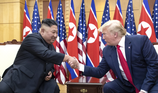 도널드 트럼프 미국 대통령과 북한 김정은 국무위원장이 지난해 6월30일 판문점 남측 자유의 집에서 회담하고 있다. /연합뉴스