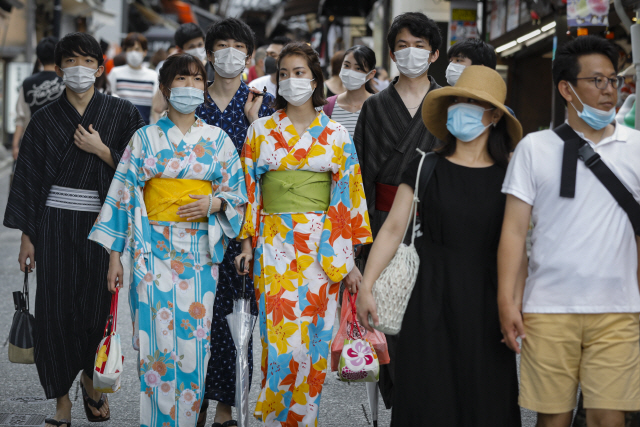 마스크를 쓰고 교토에 방문한 일본 여성들./EPA연합뉴스
