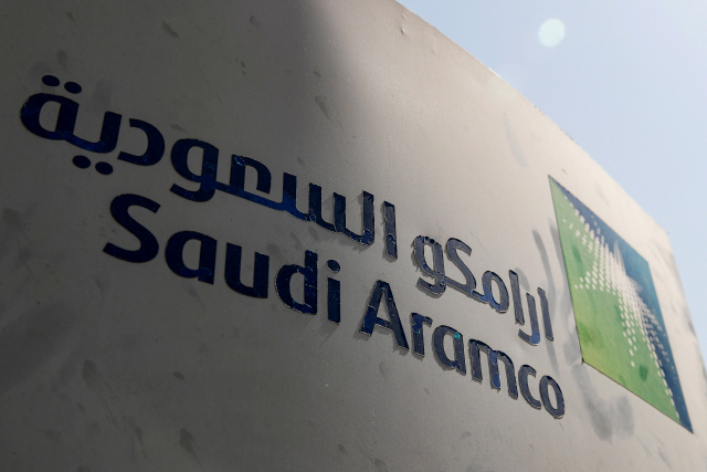 사우디아라비아 쿠라이스에 위치한 석유 시설에 새겨진 사우디 아람코 로고 /로이터연합뉴스