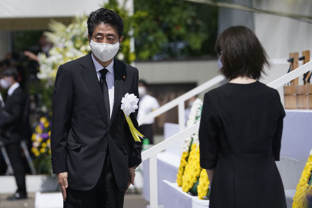 아베 신조 일본 총리가 나가사키 원폭 투하 75주년을 맞은 9일 평화공원에서 열린 희생자 위령 및 평화 기원 행사에서 헌화하고 있다./EPA연합뉴스