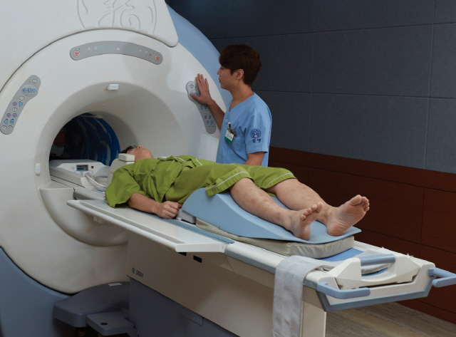 교통사고로 인한 근골격계 통증 환자의 경우 신경학적 이상 소견이 확인될 때 자기공명영상(MRI) 촬영을 권유한다.