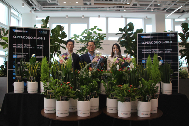 김희철 한화큐셀 대표가 화훼농가로부터 1,000만원 상당의 꽃과 공기정화 식물을 구매해 ‘플라워 버킷 챌린지’에 동참하고 있다. /사진제공=한화큐셀