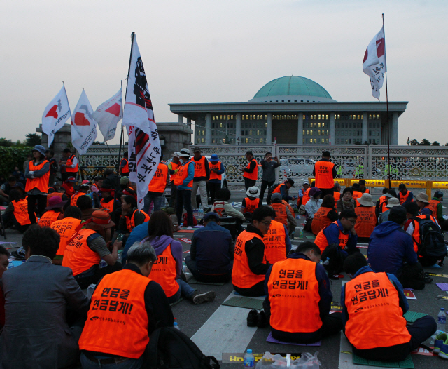 지난 2015년 5월 공무원노조와 민주노총 관계자들이 서울 여의도 국회의사당 정문 앞에서 공무원연금법의 국회 본회의 통과에 반대하는 집회를 벌이는 모습. /연합뉴스