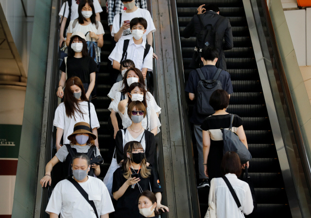 지난 3일 일본 도쿄에서 시민들이 마스크를 착용한 채 에스컬레이터를 이용하고 있다. /로이터연합뉴스
