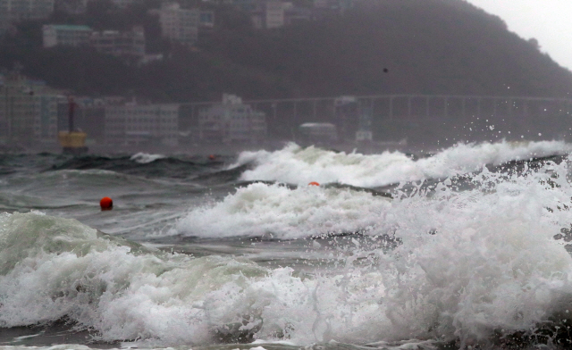 태풍 장미가 상륙한 10일 오후 부산 해운대해수욕장에 높은 파도가 일고 있다. /부산=연합뉴스