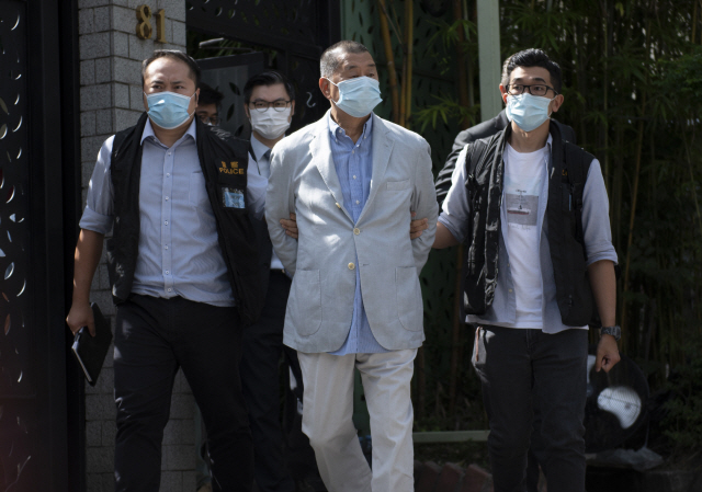 지미 라이(가운데)가 10일 아침 홍콩 경찰에 보안법 위반 혐의로 체포된 뒤 자택을 나서고 있다. /EPA연합뉴스