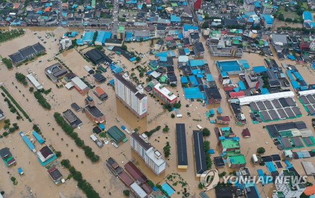 8일 전남 구례군 구례읍 주택가가 폭우로 침수돼 있다. /연합뉴스