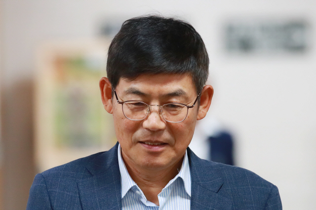 삼성전자서비스 노조와해 공작에 관여한 혐의를 받는 이상훈 삼성전자 이사회 의장이 지난해 8월 1심 공판에 참석하는 모습/연합뉴스