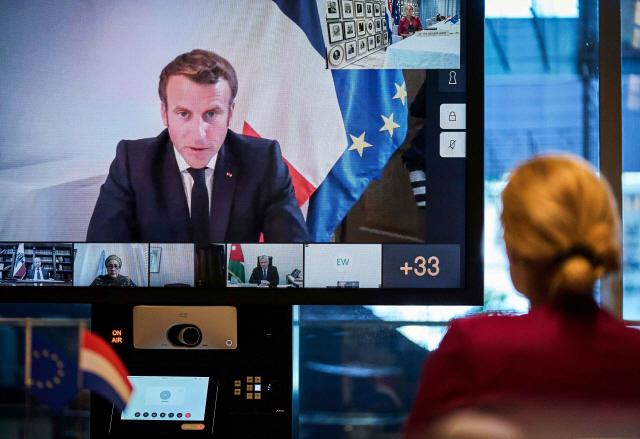 9일(현지시간) 에마뉘엘 마크롱(화면 가운데) 프랑스 대통령이 대규모 폭발참사로 6,000여명의 사상자가 발생한 레바논을 돕기 위해 긴급 개최한 국제 화상회의에서 발언하고 있다./AFP연합뉴스