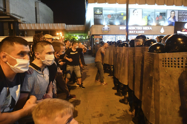 9일(현지시간) 벨라루스 민스크에서 대선 결과에 반발하는 시위가 열린 가운데 경찰이 이를 저지하고 있다. /AP연합뉴스