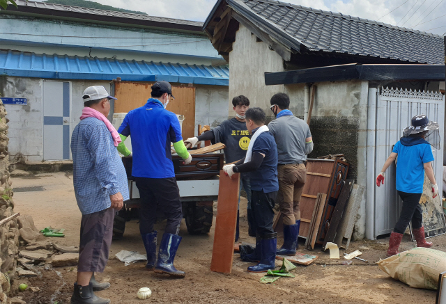 전남 곡성군 전 직원들이 여름 휴가를 취소하고 수해복구에 나서고 있다. /사진제공=곡성군