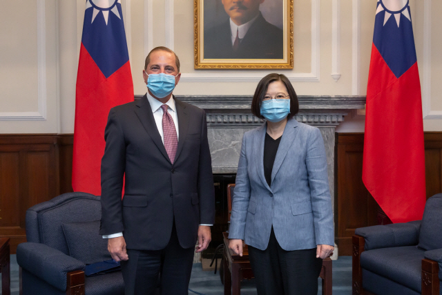 10일(현지시간) 차이잉원(오른쪽) 대만 총통과 알렉스 에이자 미국 보건장관이 대만 타이베이 총통부에서 만나 기념 사진을 찍고 있다./EPA연합뉴스