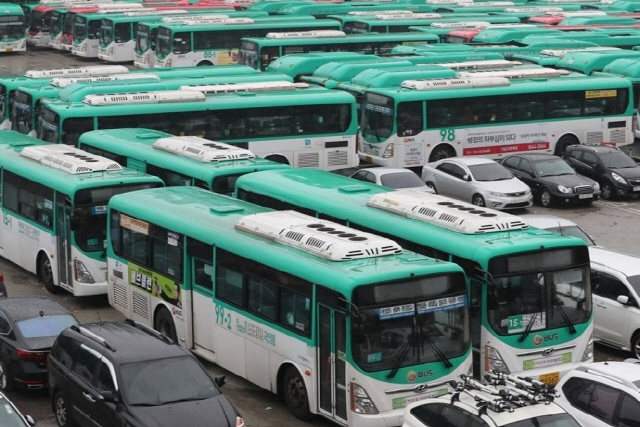 수원시 권선구의 한 차고지에 줄지어 서 있는 버스 모습./연합뉴스