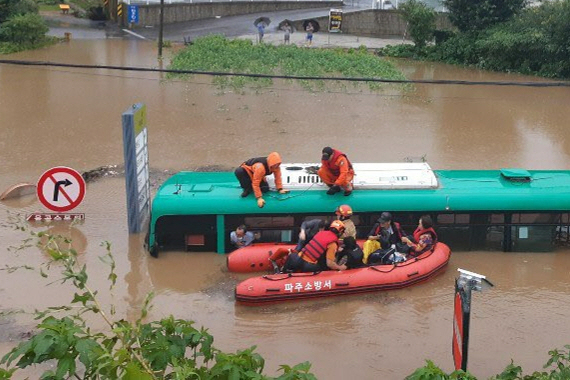 지난 6일 오전 경기 파주시의 한 도로에서 구조대원들이 물에 잠긴 시내버스에서 승객들을 구조하고 있다./연합뉴스